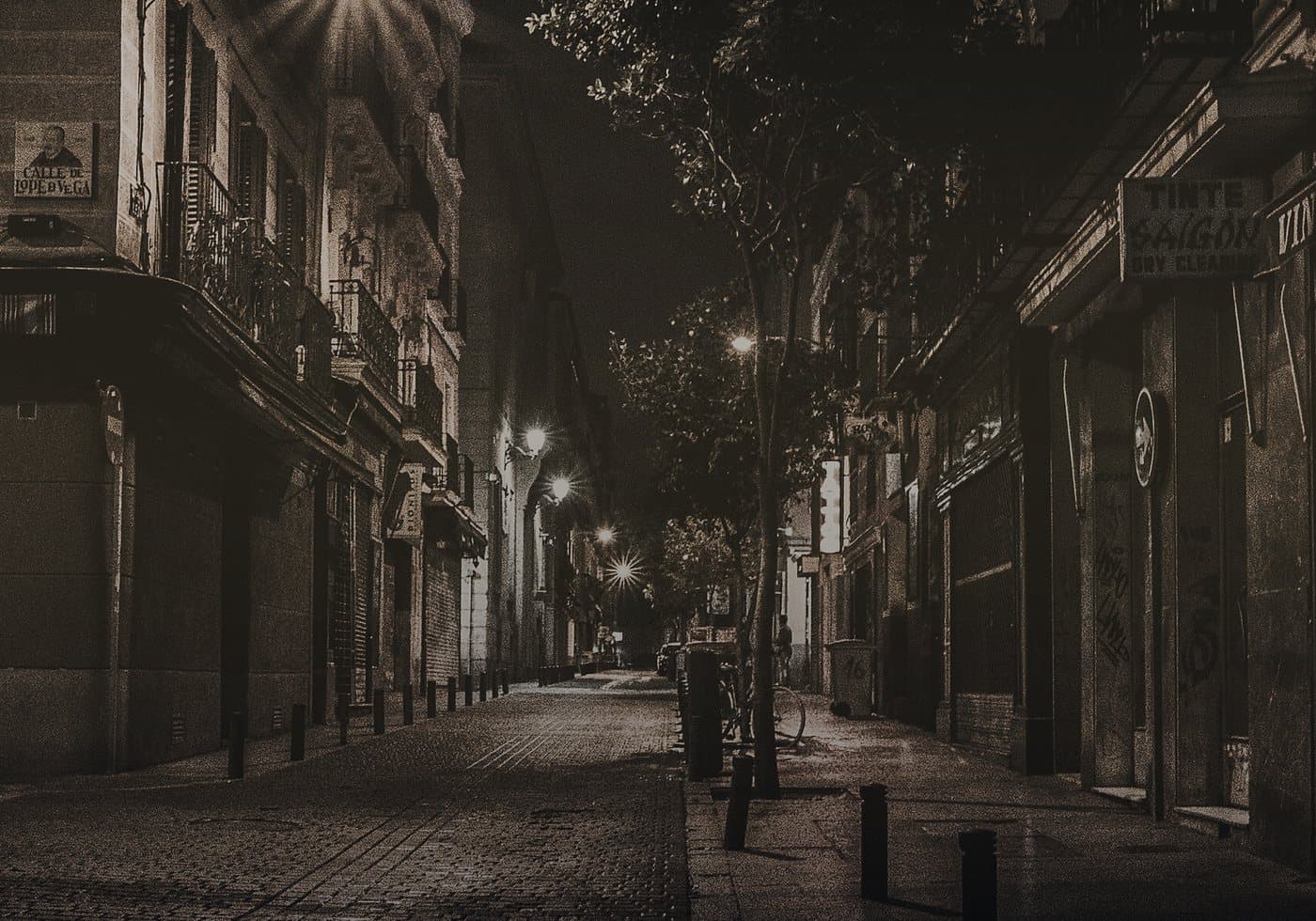 Verengte Nachtgasse mit Lichtinseln in Köln